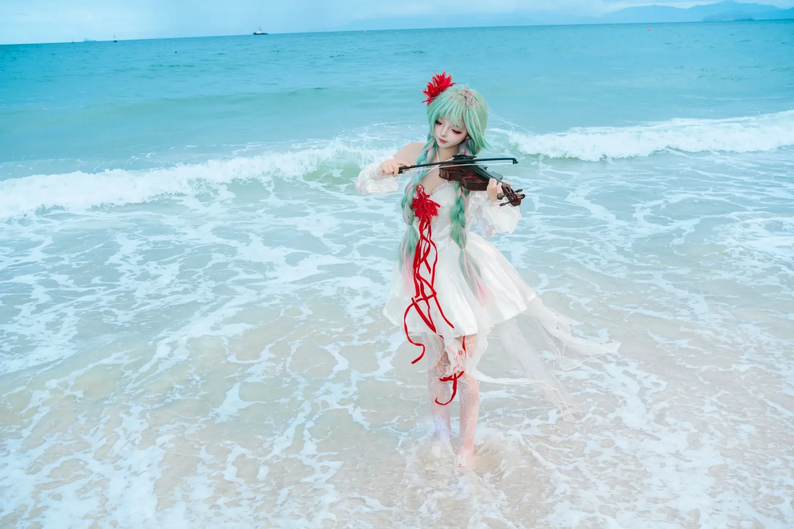 鳴潮, フローヴァ コスプレ, 海辺のロケ, コスプレ日常, 白ニーソコーデ - 4枚目