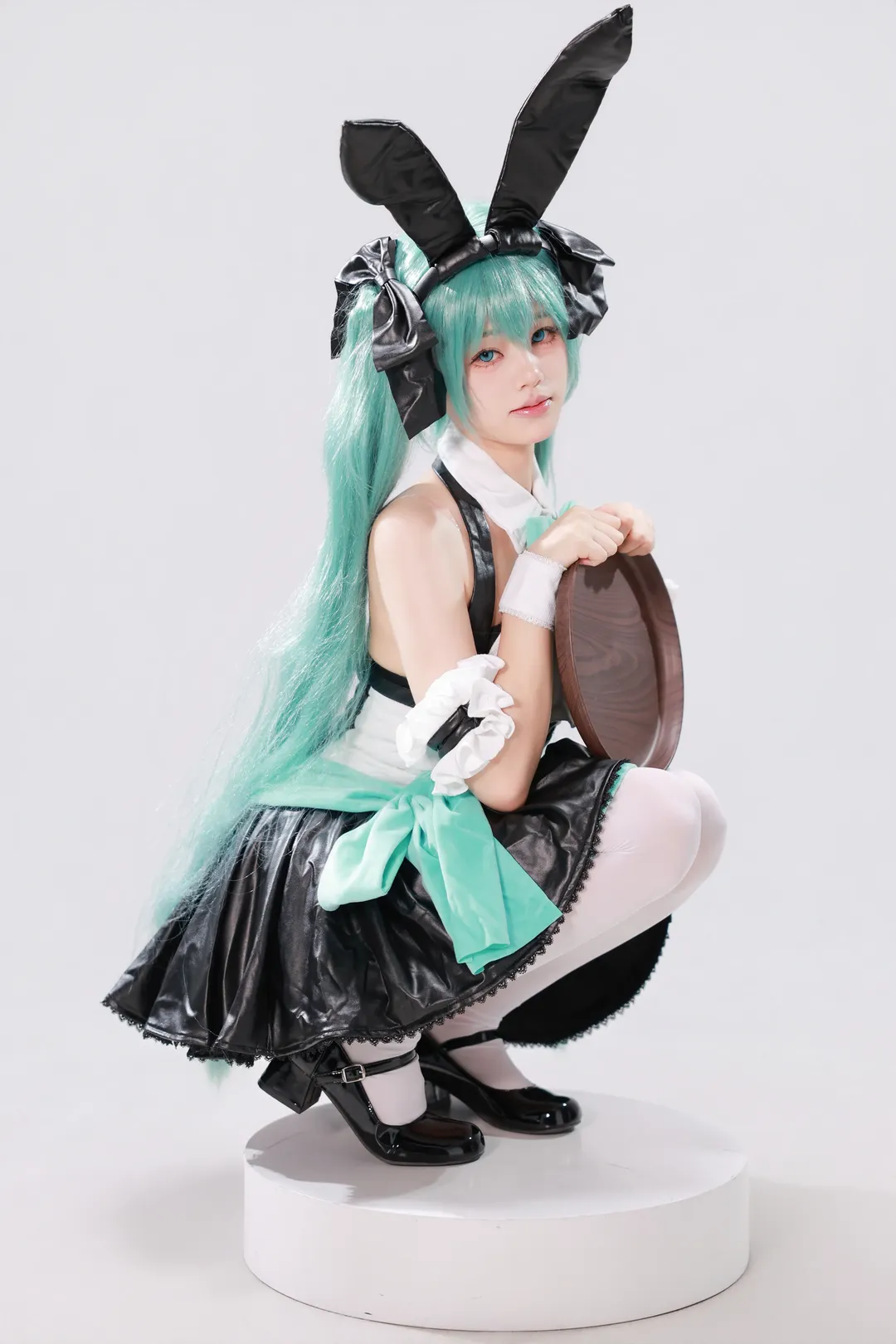 バニーガール, メイド服, 白ストッキング, 初音ミクコスプレ, 白ホリ撮影 - 1枚目