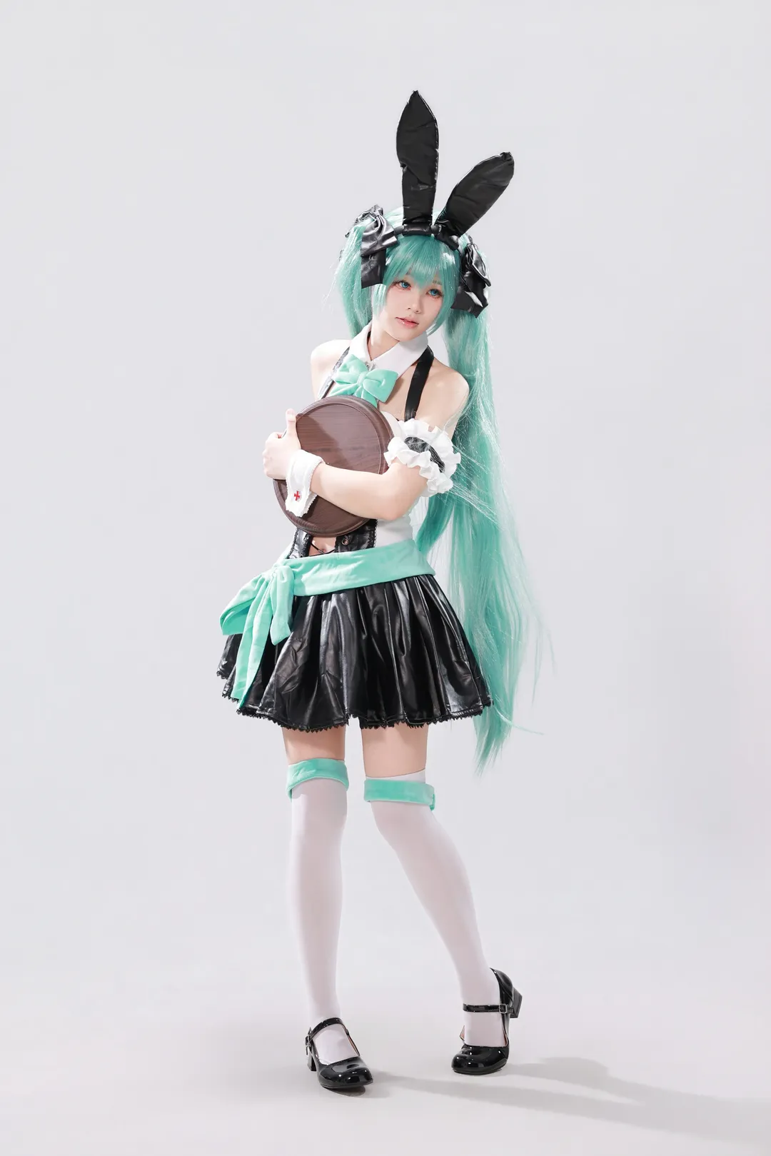 バニーガール, メイド服, 白ストッキング, 初音ミクコスプレ, 白ホリ撮影 - 2枚目