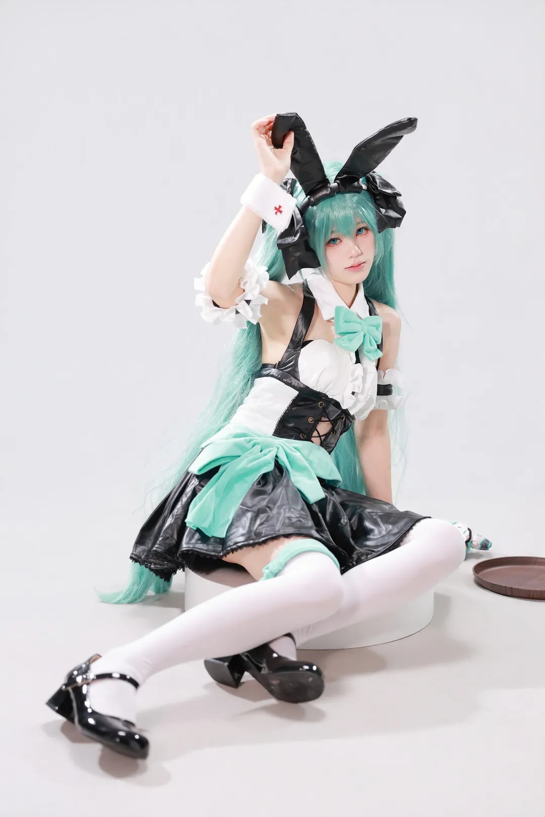 バニーガール, メイド服, 白ストッキング, 初音ミクコスプレ, 白ホリ撮影 - 3枚目