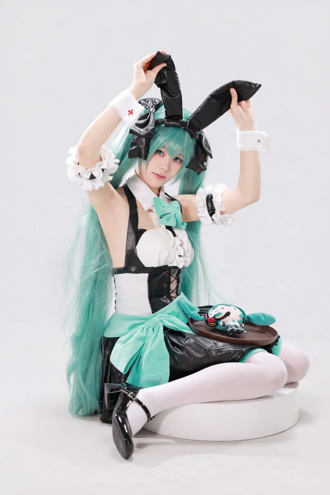 バニーガール, メイド服, 白ストッキング, 初音ミクコスプレ, 白ホリ撮影 - 5枚目