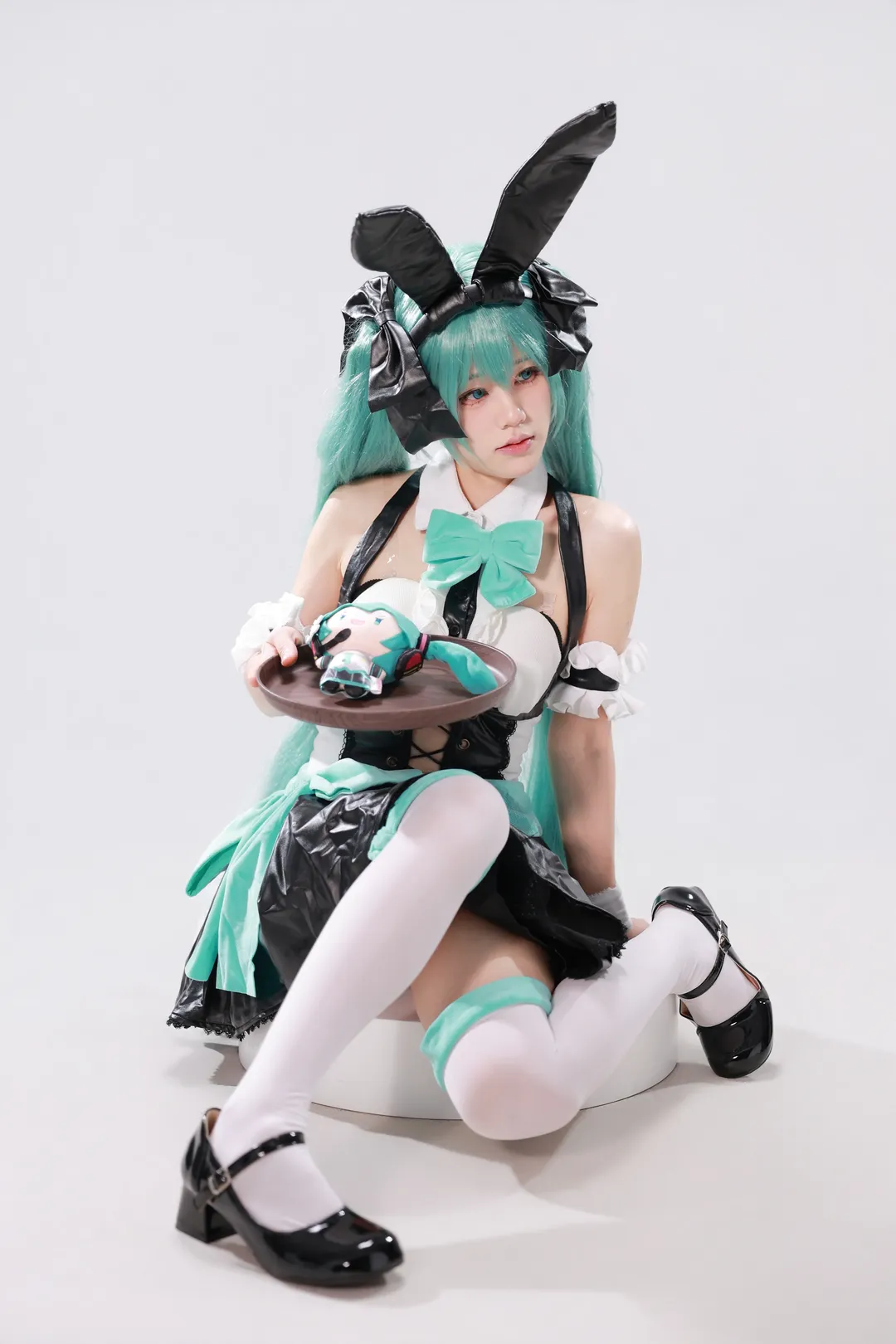 バニーガール, メイド服, 白ストッキング, 初音ミクコスプレ, 白ホリ撮影 - 6枚目