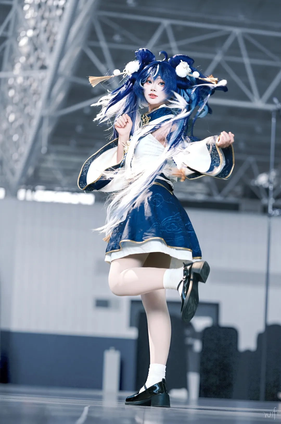 鸣潮, cosplay, 尤诺cos, 蓝色系妆造, 白丝搭配 - 第1张