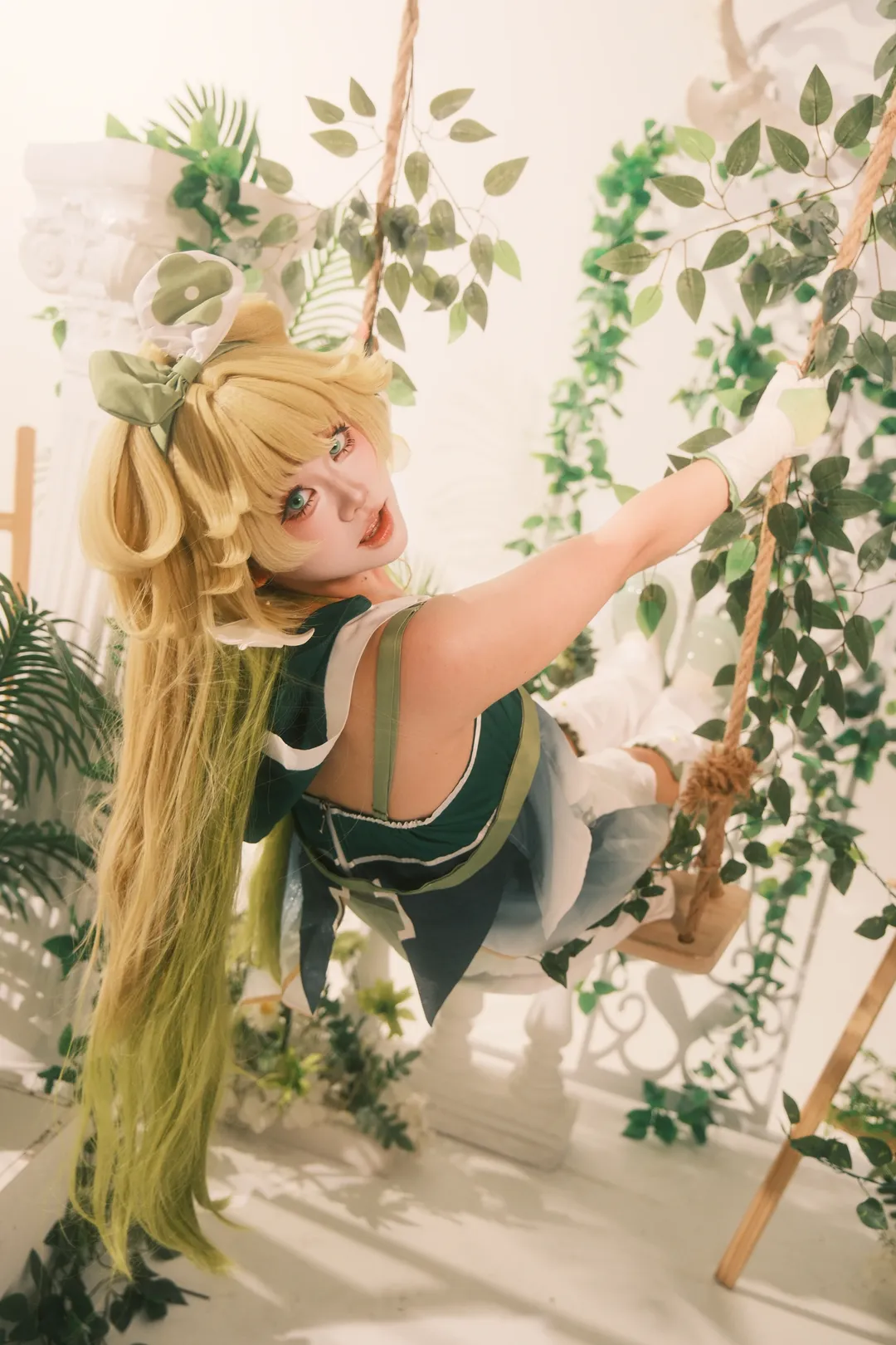 鸣潮, 维里奈cos, 白丝cos, 治愈系cosplay, 棚拍cos - 第1张