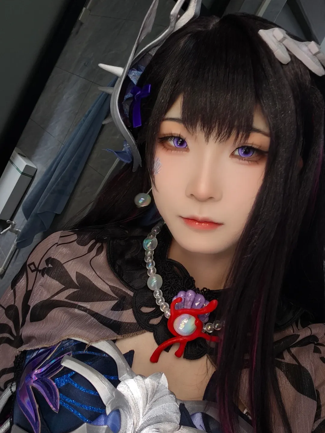 ヘレクトラ コスプレ, 崩壊：スターレイル, 紫のカラコン, ライブフォト自撮り, ファンタジー風メイク＆スタイリング - 2枚目