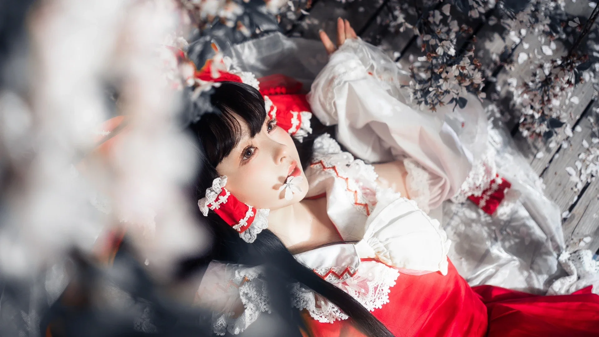 博麗霊夢コスプレ, 東方Project, 紅白巫女, 夜桜撮影, 狐の面