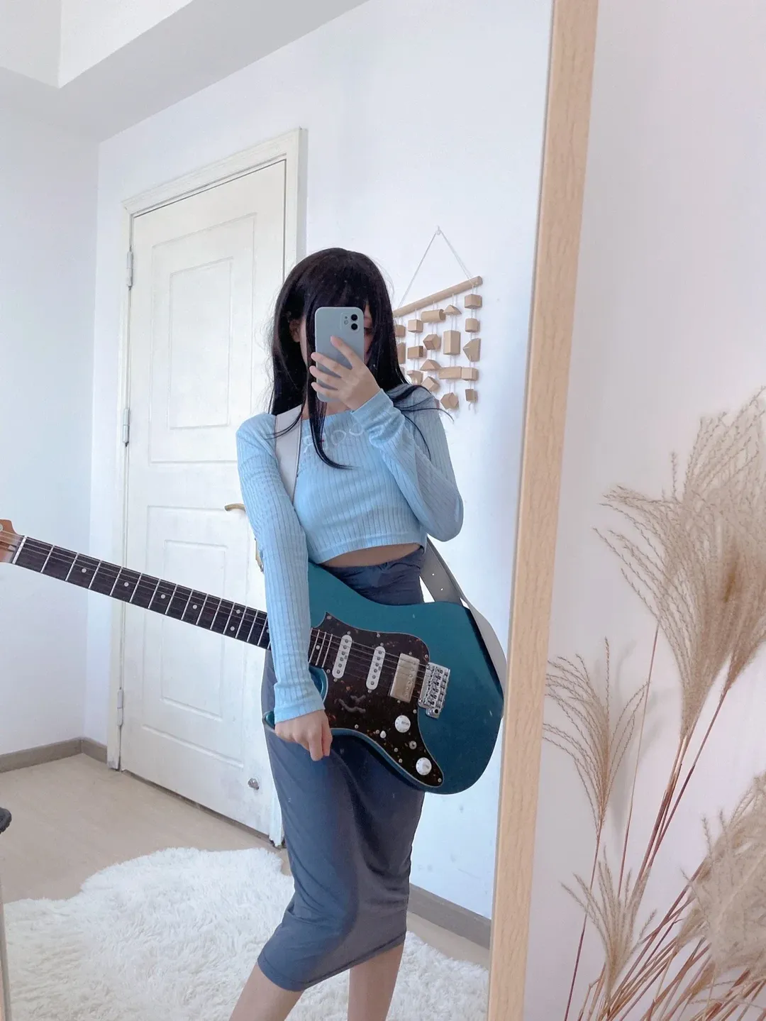吉他少女, 初秋穿搭cos, 仿画cosplay, 电吉他穿搭, 日常cos分享 - 第1张
