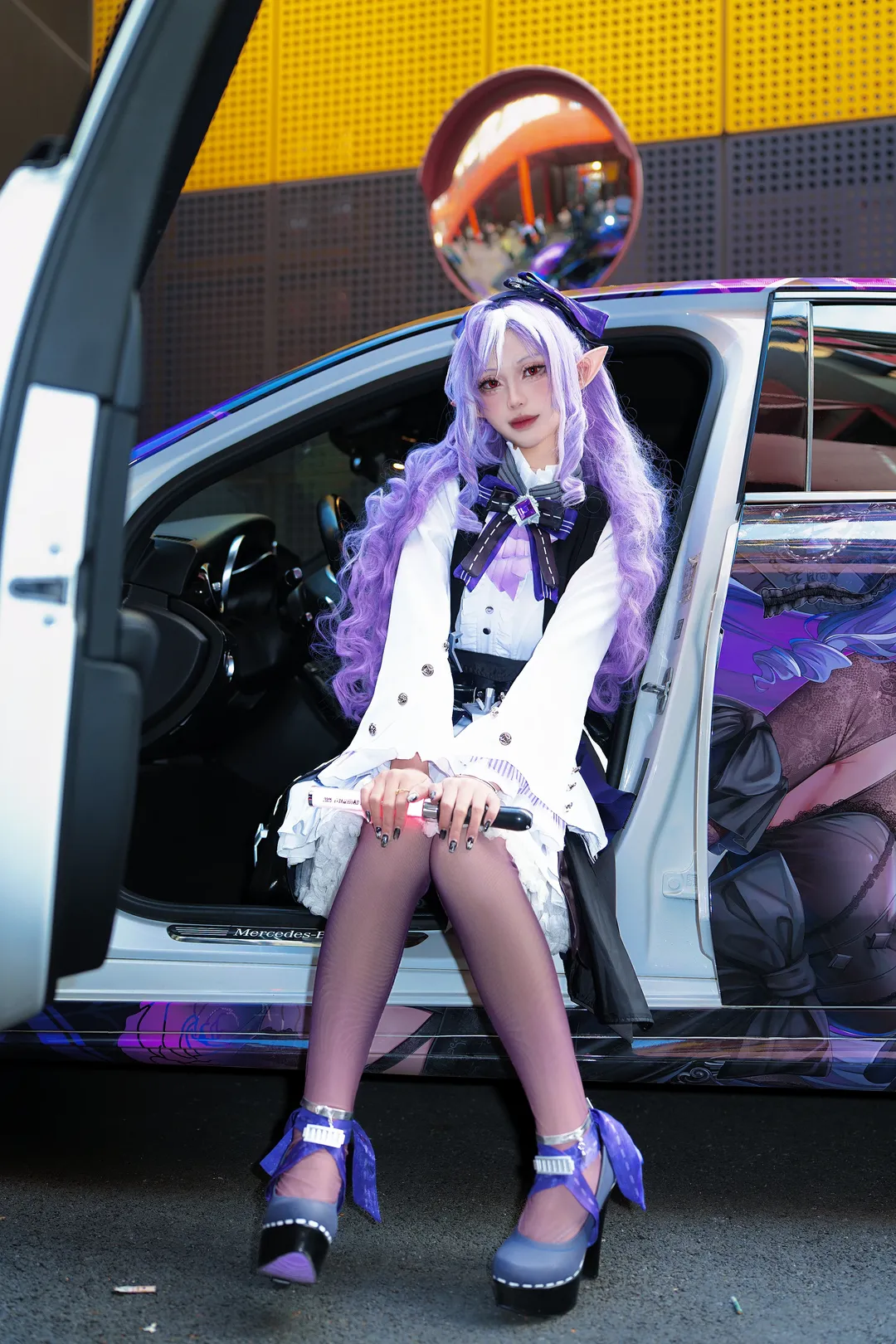 ゼンレスゾーンゼロ, コスプレ, ビビアン コスプレ, 痛車屋外撮影, 紫ストッキングコーデ - 1枚目