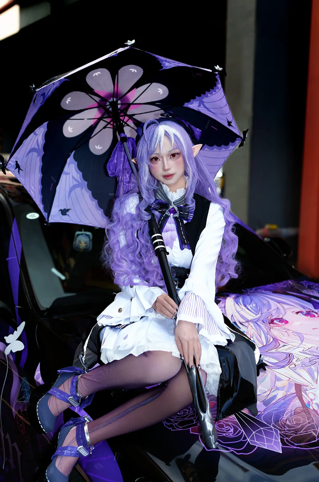 ゼンレスゾーンゼロ, コスプレ, ビビアン コスプレ, 痛車屋外撮影, 紫ストッキングコーデ - 2枚目