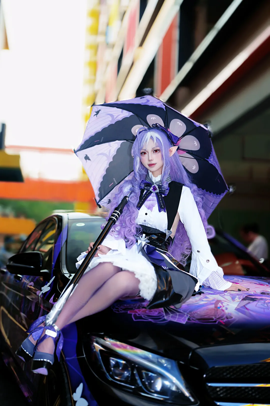 ゼンレスゾーンゼロ, コスプレ, ビビアン コスプレ, 痛車屋外撮影, 紫ストッキングコーデ - 3枚目