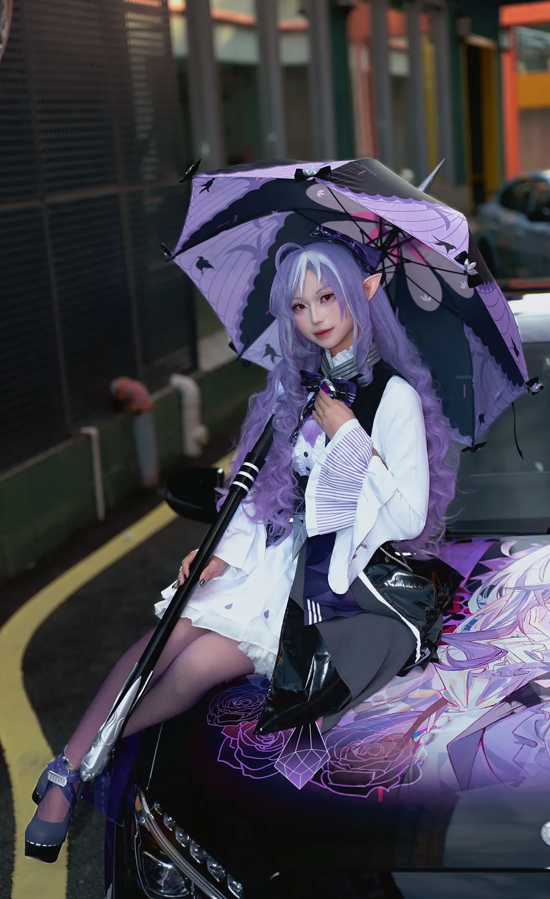 ゼンレスゾーンゼロ, コスプレ, ビビアン コスプレ, 痛車屋外撮影, 紫ストッキングコーデ - 4枚目