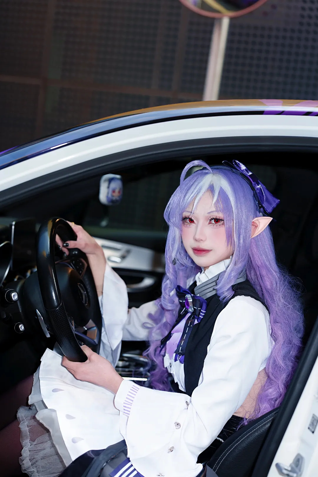 ゼンレスゾーンゼロ, コスプレ, ビビアン コスプレ, 痛車屋外撮影, 紫ストッキングコーデ - 6枚目