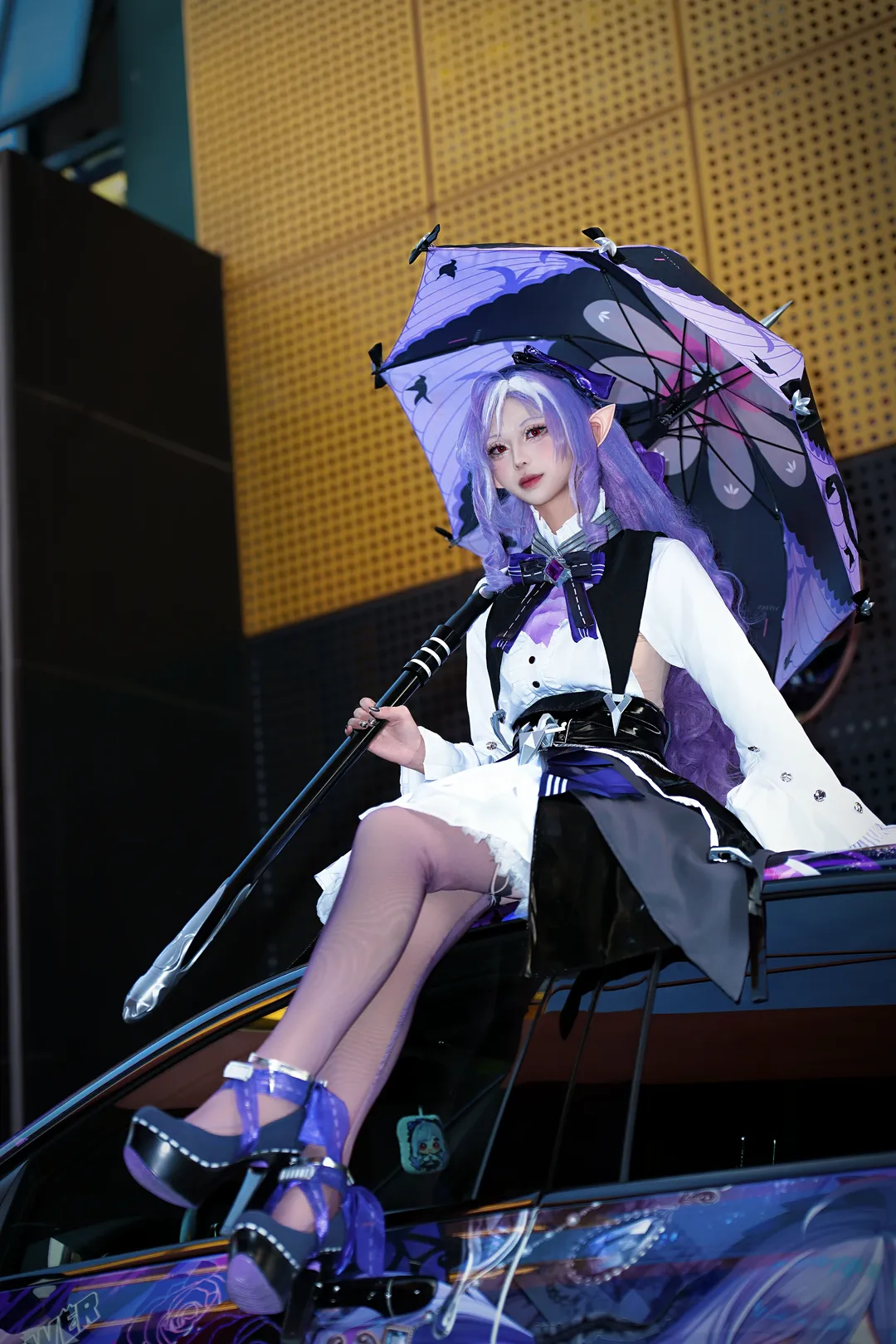 ゼンレスゾーンゼロ, コスプレ, ビビアン コスプレ, 痛車屋外撮影, 紫ストッキングコーデ - 7枚目