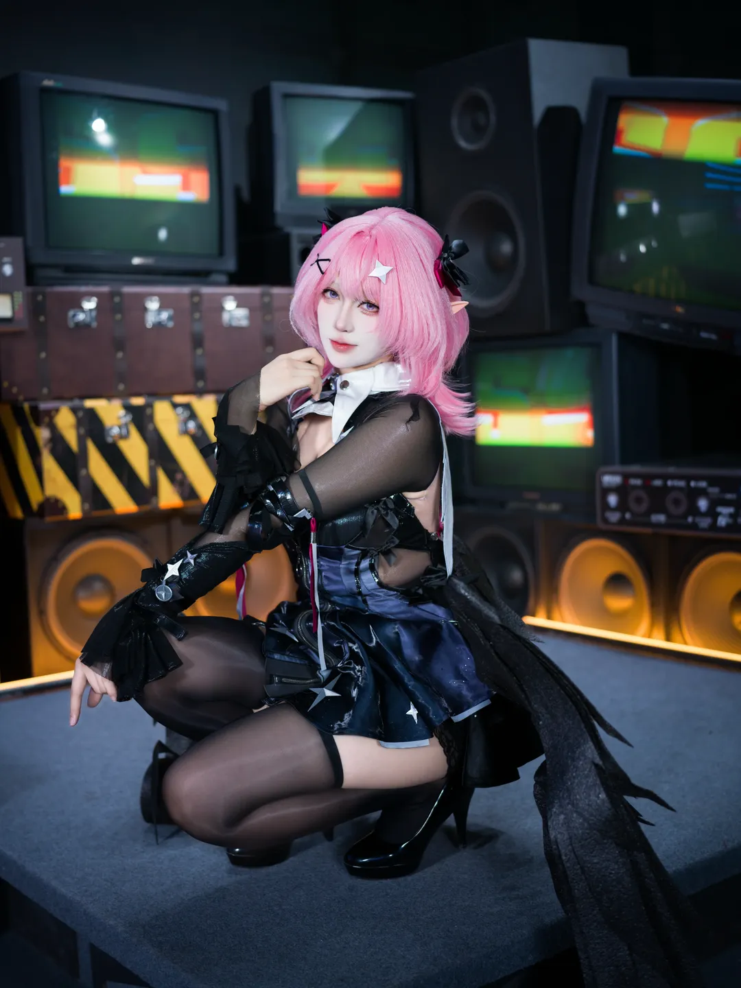 Zenless Zone Zero, Cosplay photography, Gothic style outfit, Remielle cosplay, Black stockings cosplay - Image 3