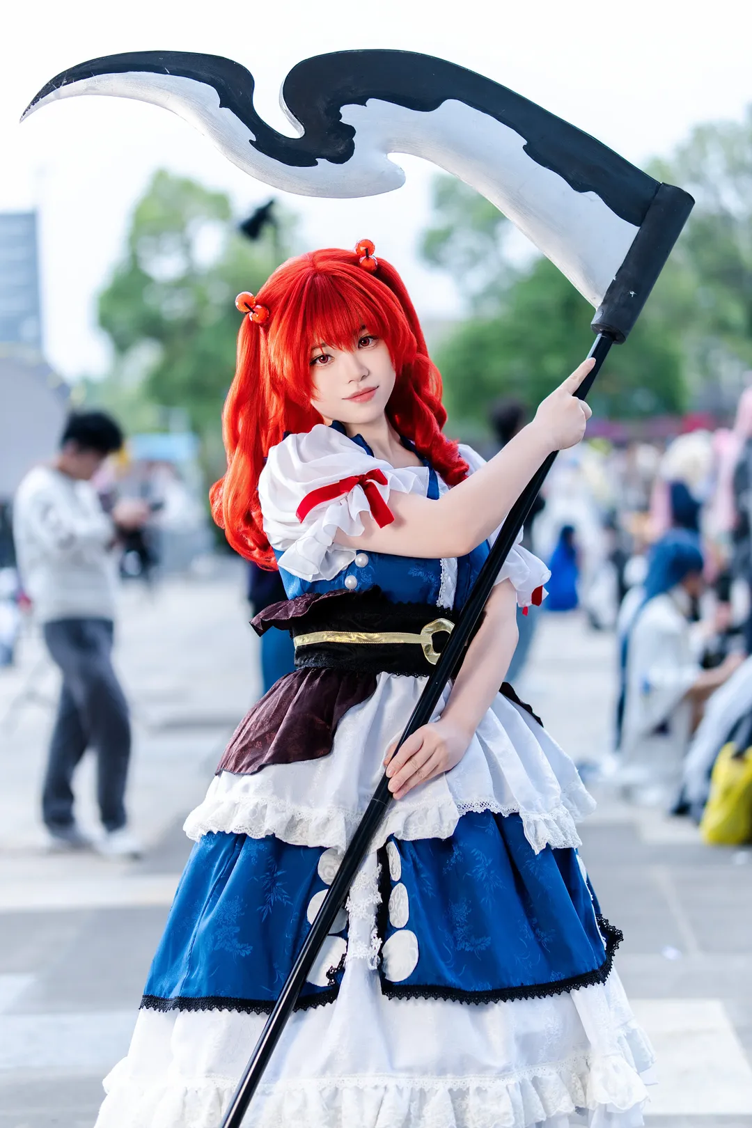 户外摄影, 漫展场照, 红发双马尾, 镰刀道具, 东方project cosplay - 第1张