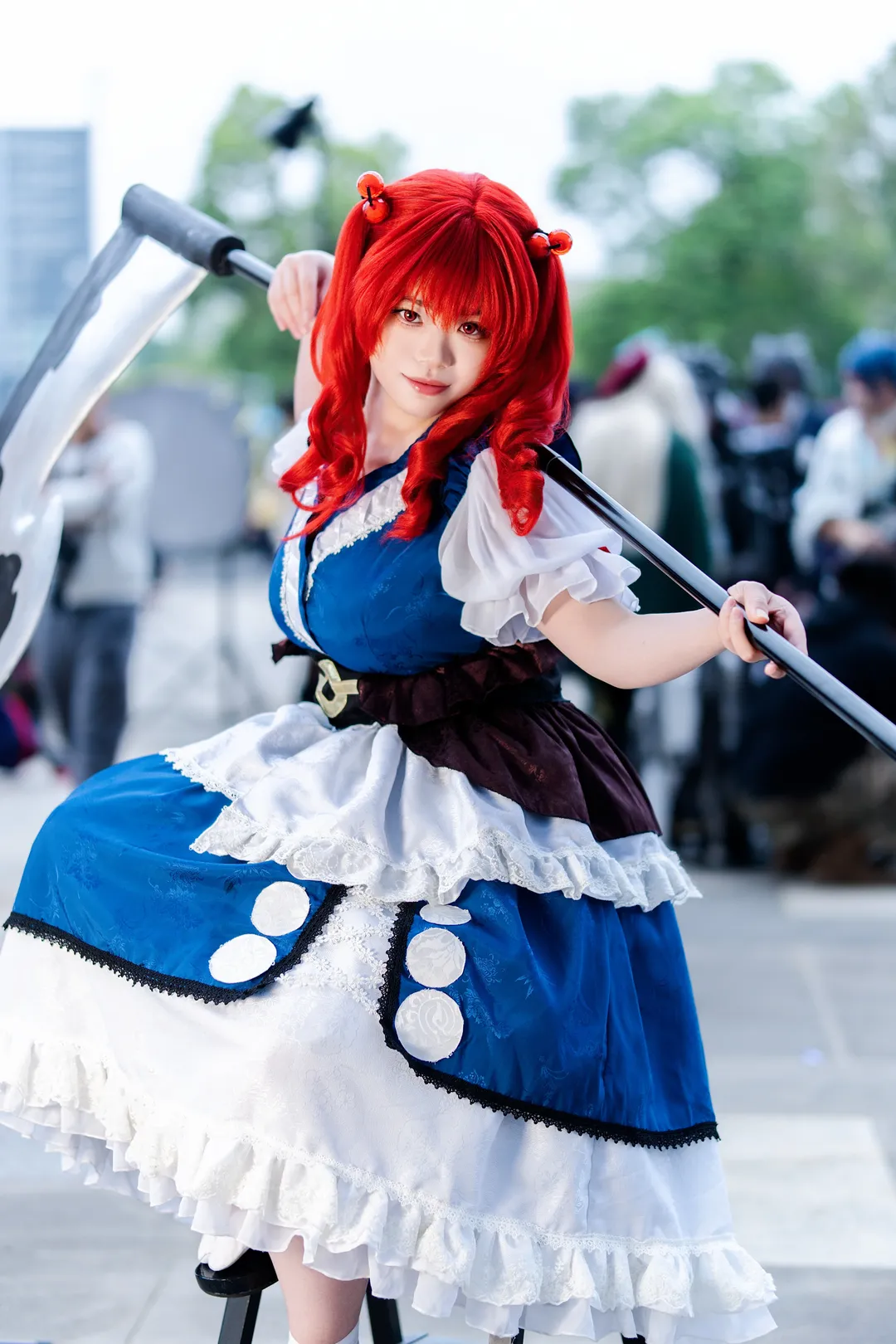 户外摄影, 漫展场照, 红发双马尾, 镰刀道具, 东方project cosplay - 第2张