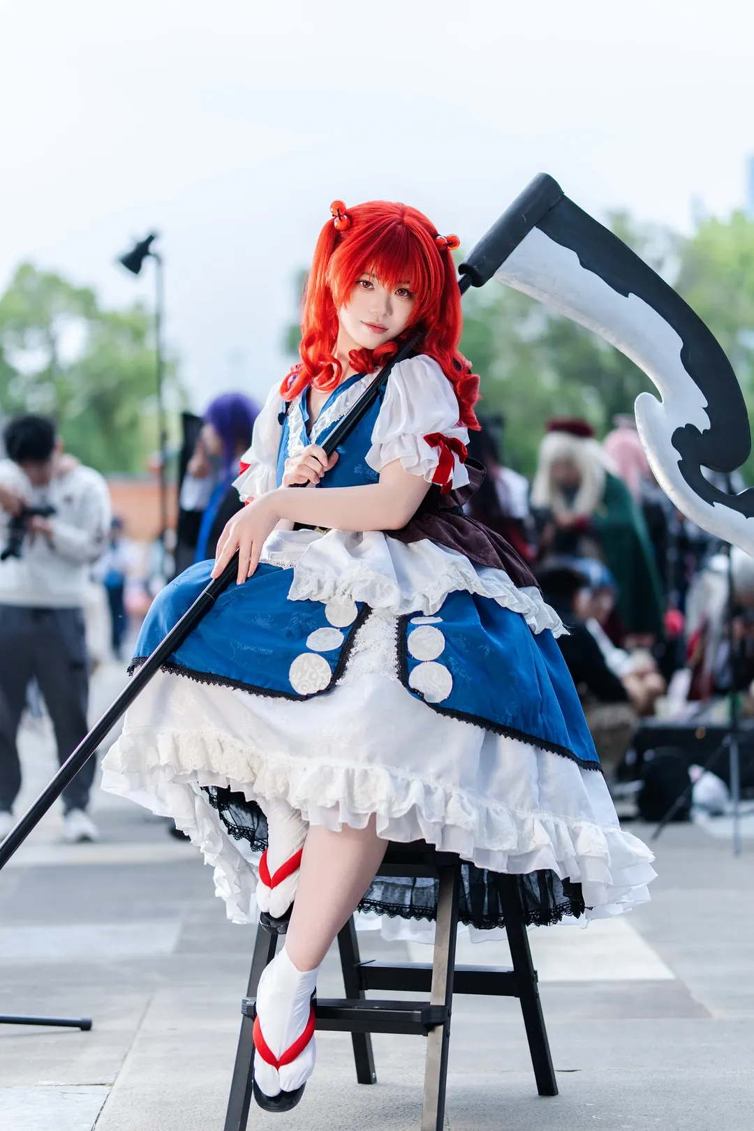 户外摄影, 漫展场照, 红发双马尾, 镰刀道具, 东方project cosplay - 第3张