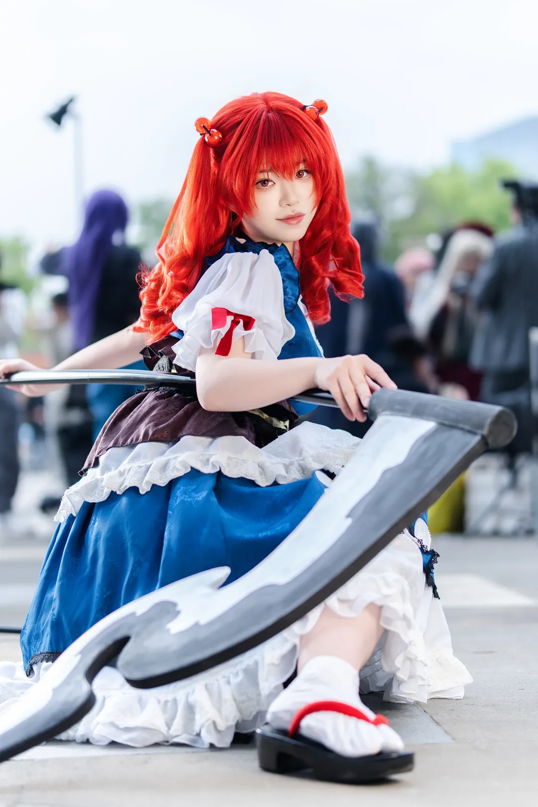 户外摄影, 漫展场照, 红发双马尾, 镰刀道具, 东方project cosplay