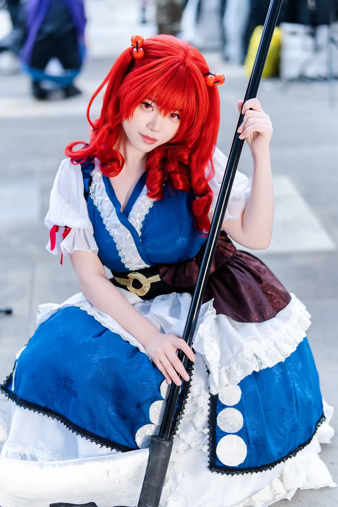 户外摄影, 漫展场照, 红发双马尾, 镰刀道具, 东方project cosplay - 第5张