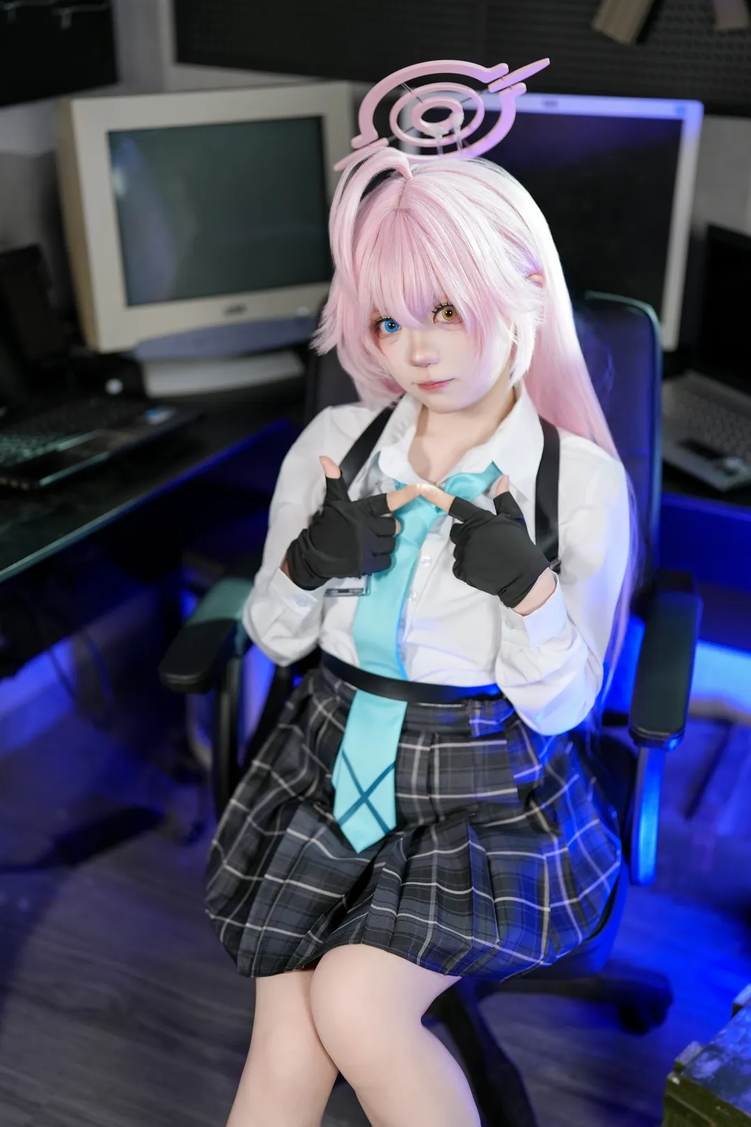 碧蓝档案, 小鸟游星野cos, 白丝袜, 电竞氛围, 蓝紫霓虹 - 第1张