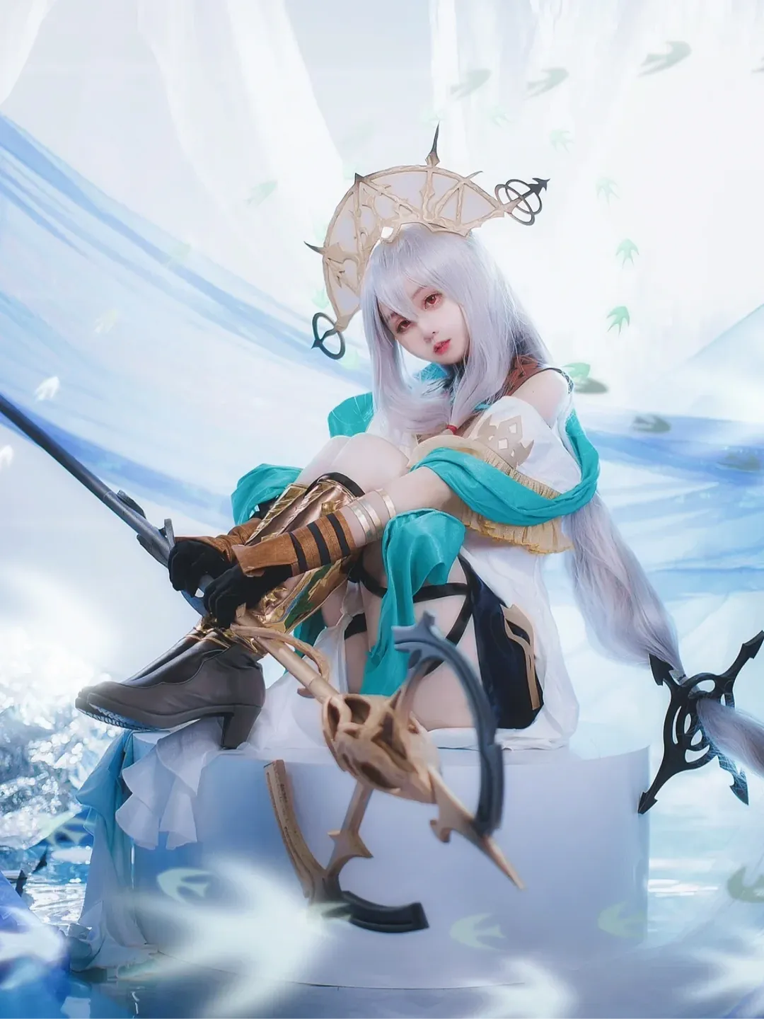 アークナイツ, スカジ コスプレ, コスプレ撮影, 銀白の髪色, ロングソックス コーデ - 1枚目