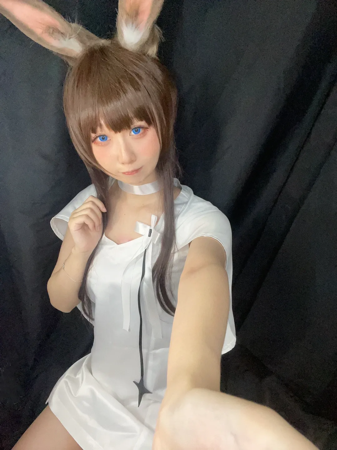 明日方舟, 白色连衣裙, cosplay摄影, 兔耳cos, 幼年阿米娅cos - 第2张