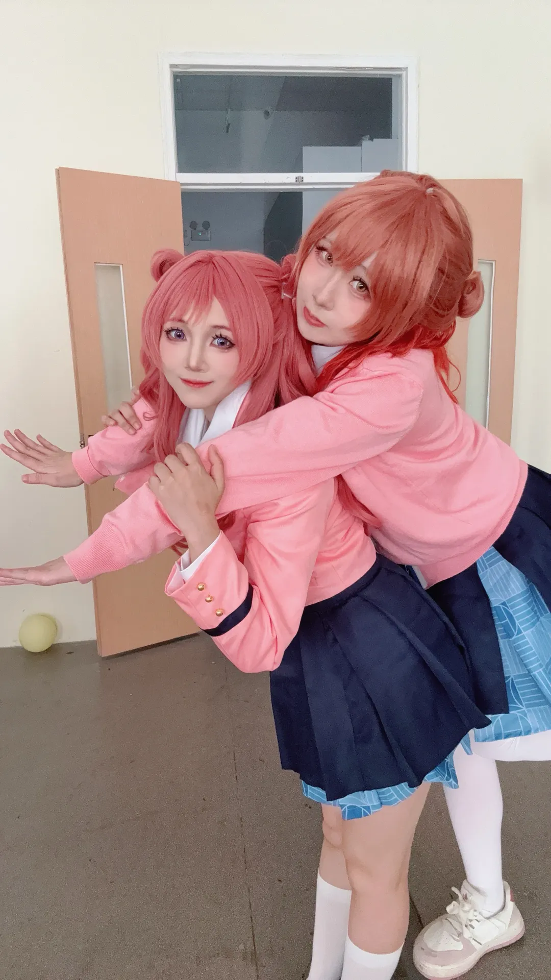 学園アイドルマスター, ペアインタラクション, オーバーニーソックス, 花海佑芽・花海咲季コスプレ, ピンクの制服 - 1枚目