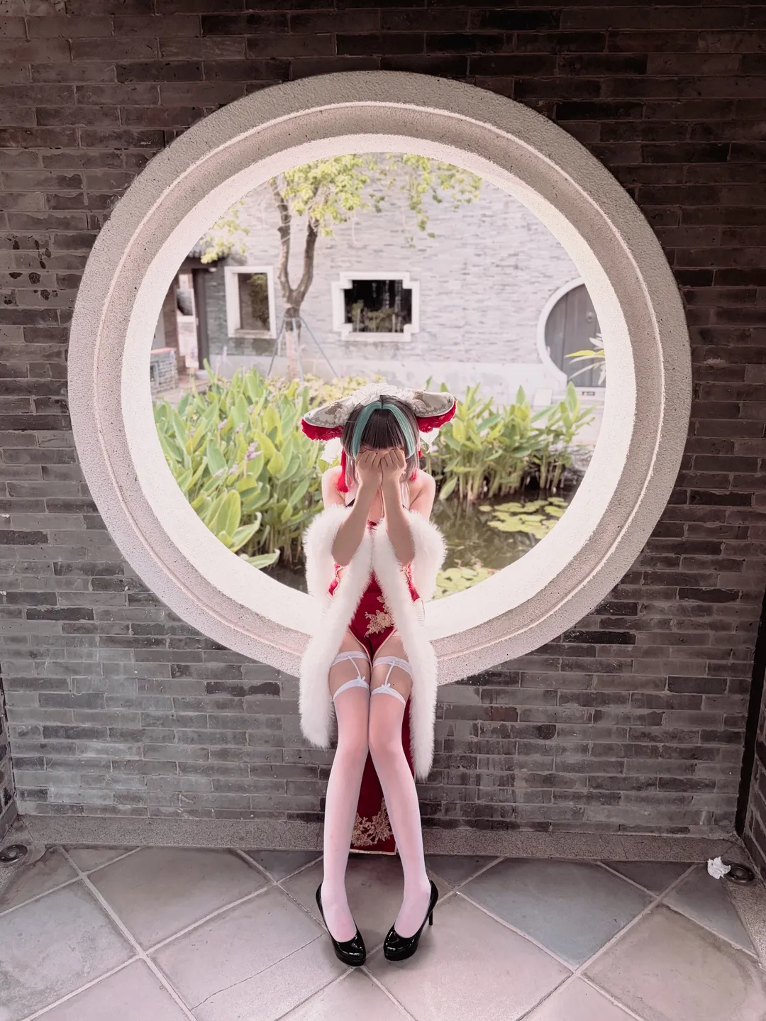 Cheshire Cosplay, Azur Lane, Classical Chinese garden, Red robe and white tail, White suspender stockings