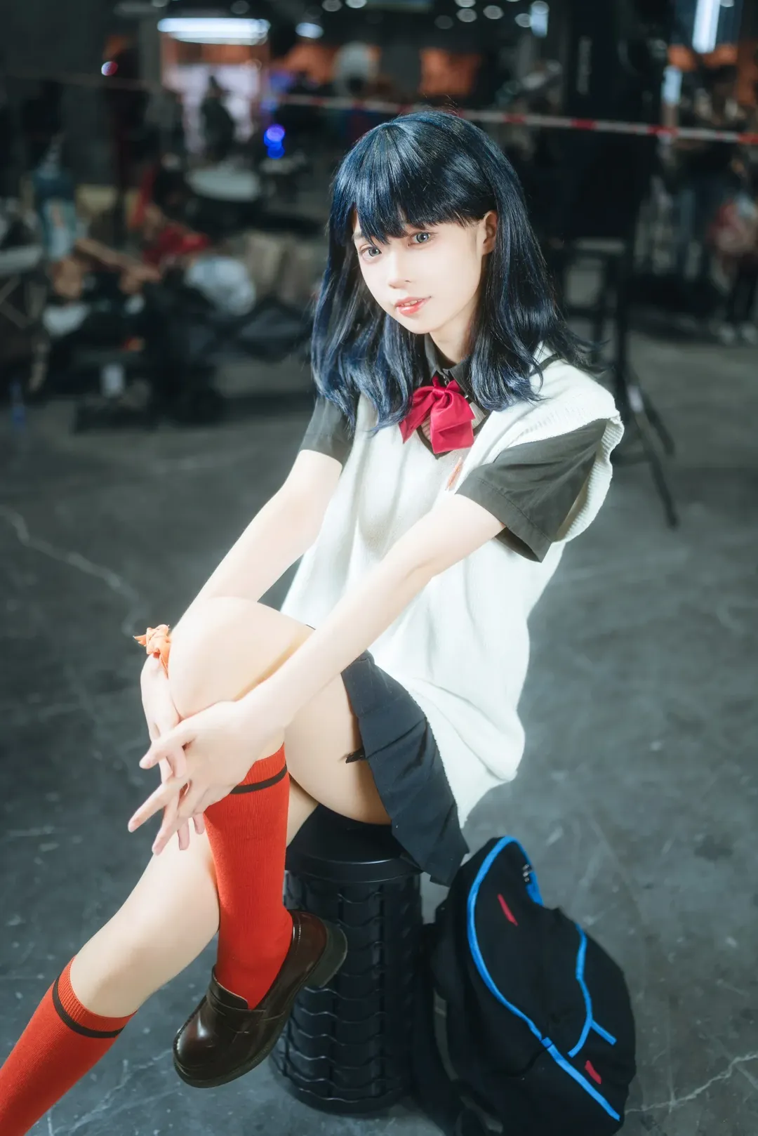アニメイベントのコスプレ, 肉感的な脚, 宝多六花コスプレ, 赤いニーハイソックス, SSSS.GRIDMAN - 5枚目