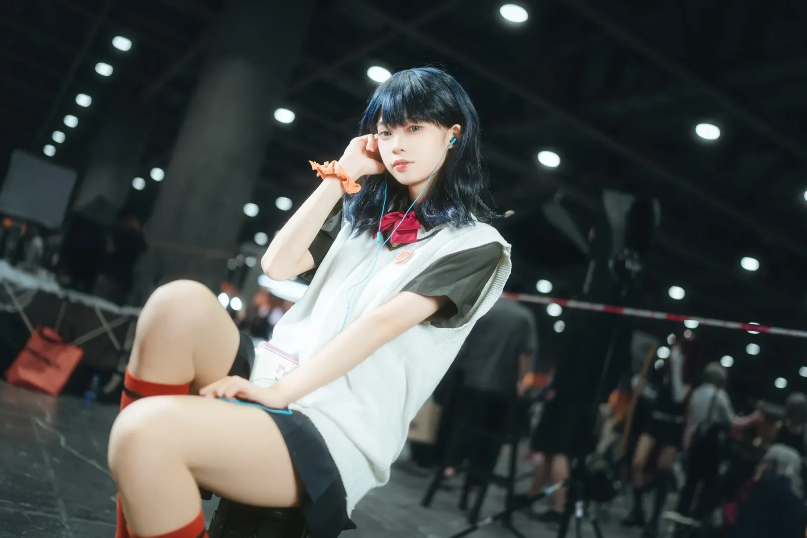アニメイベントのコスプレ, 肉感的な脚, 宝多六花コスプレ, 赤いニーハイソックス, SSSS.GRIDMAN - 6枚目
