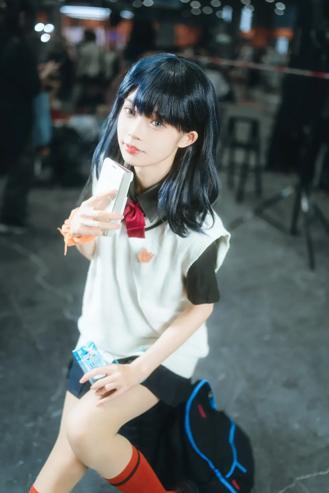 アニメイベントのコスプレ, 肉感的な脚, 宝多六花コスプレ, 赤いニーハイソックス, SSSS.GRIDMAN - 8枚目