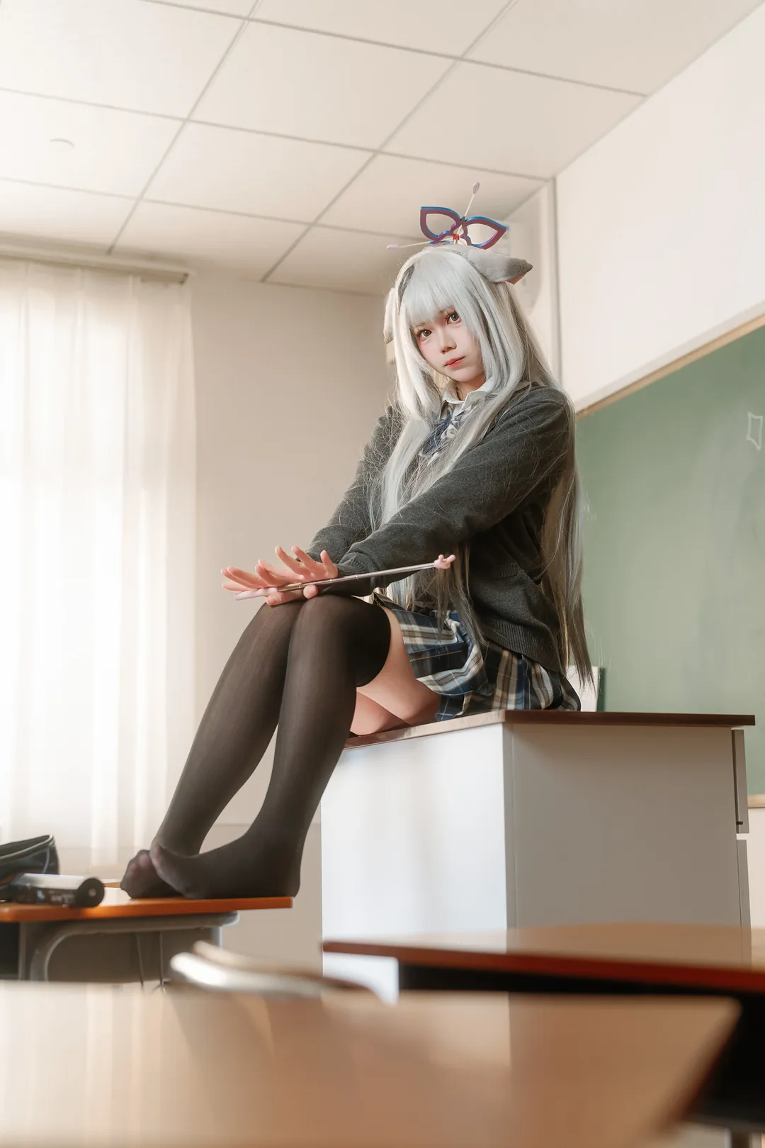 ブルーアーカイブ, JK制服, 教室撮影, 春原ココナ コスプレ, 黒ストッキング - 2枚目