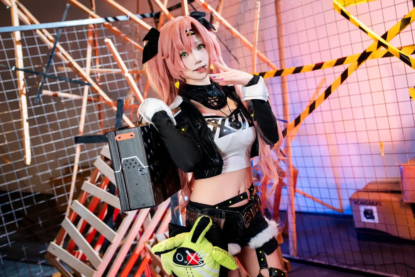 Zenless Zone Zero, Industrial style photography, Cosplay styling, Nicole Demara cosplay, Long socks styling - Image 3