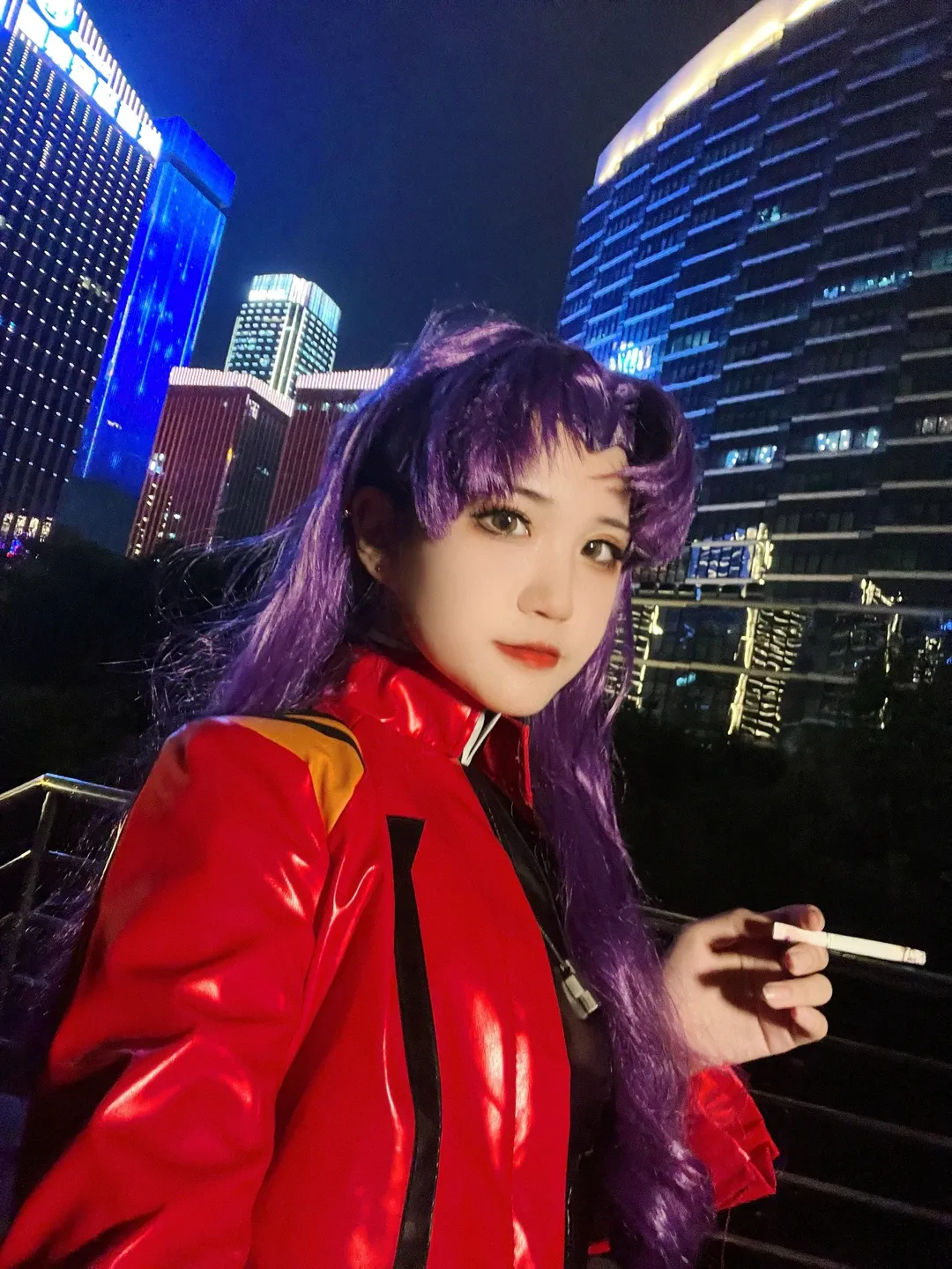 紫髪コスプレ, 赤いレザージャケット, 都市夜景撮影, ネオンの下で, 七夕の雰囲気