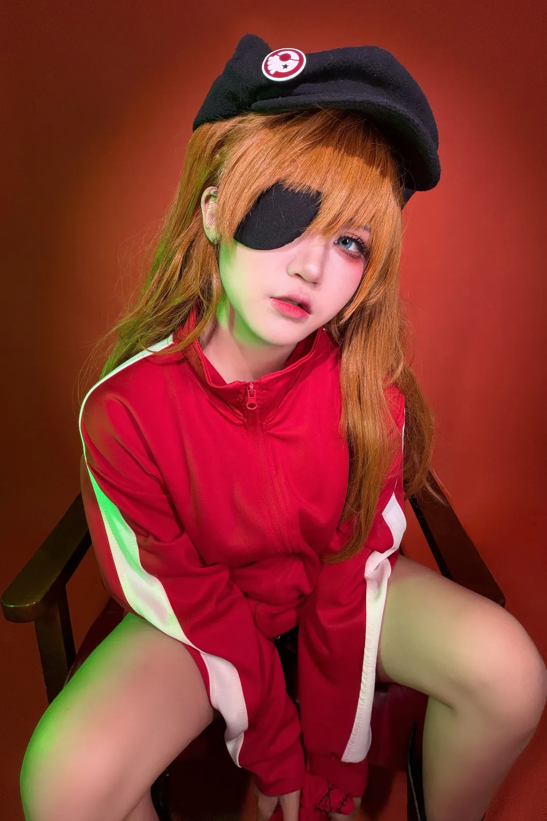 明日香cos, 新世纪福音战士, 红色战斗服, 眼罩造型, 红绿光影