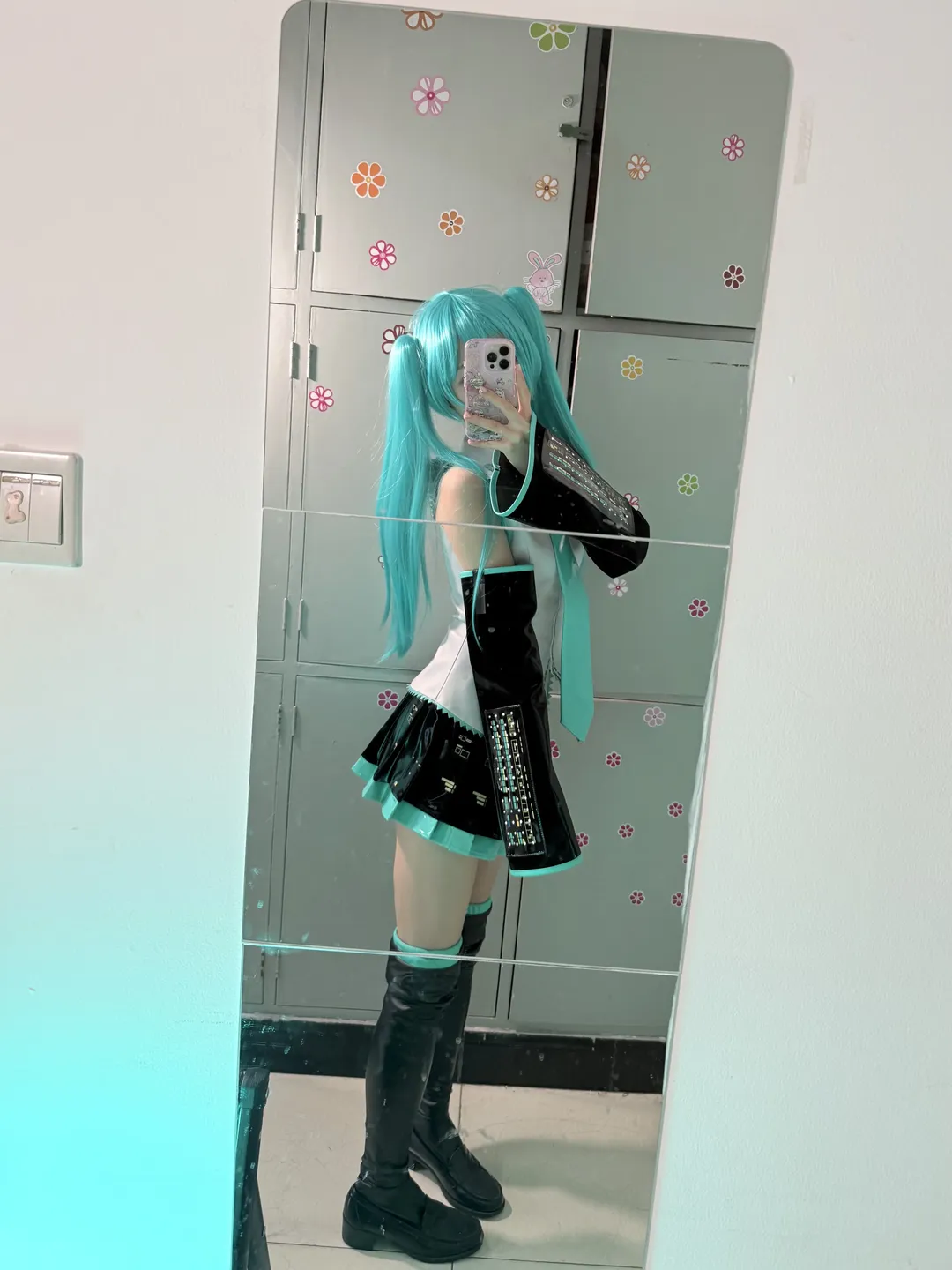 初音未来cos, 对镜自拍, cosplay穿搭, Vocaloid, 氛围灯 - 第1张