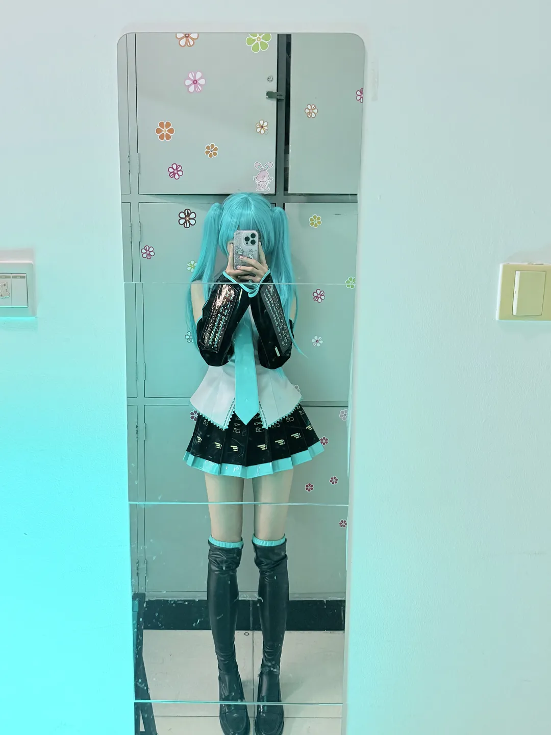初音未来cos, 对镜自拍, cosplay穿搭, Vocaloid, 氛围灯 - 第2张