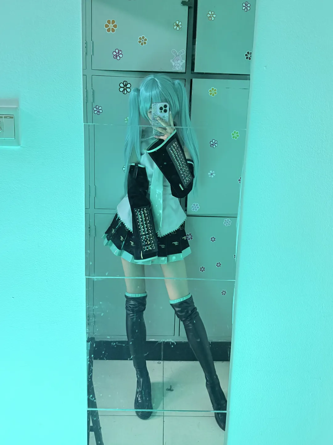 初音未来cos, 对镜自拍, cosplay穿搭, Vocaloid, 氛围灯 - 第3张