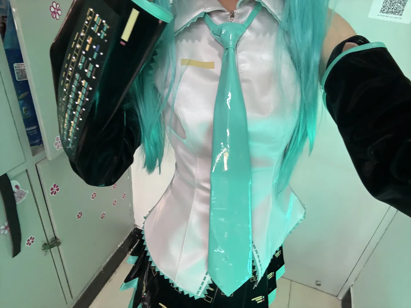 初音未来cos, 对镜自拍, cosplay穿搭, Vocaloid, 氛围灯 - 第4张