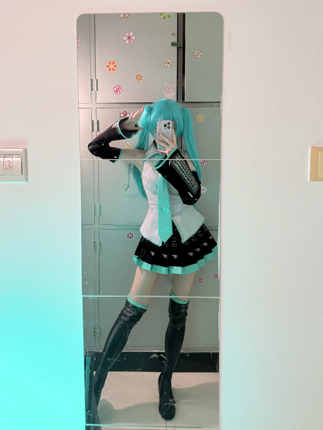 初音未来cos, 对镜自拍, cosplay穿搭, Vocaloid, 氛围灯 - 第5张
