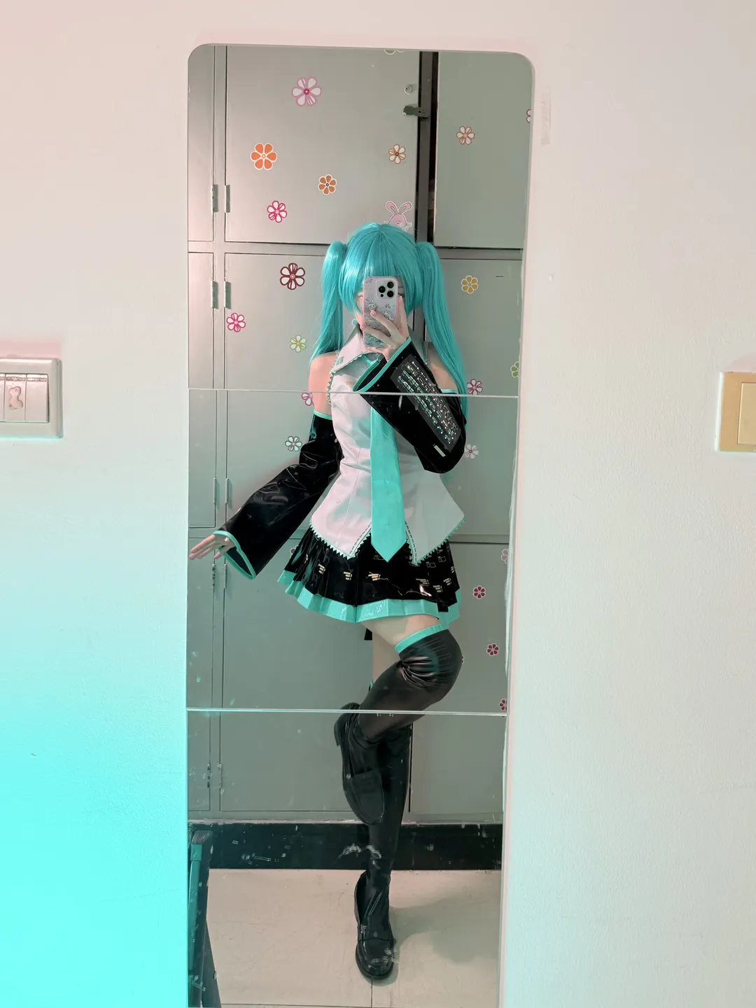 初音未来cos, 对镜自拍, cosplay穿搭, Vocaloid, 氛围灯