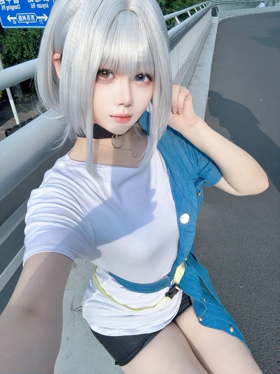 屋外コスプレ, MyGO!!!!!, 要楽奈コスプレ, 銀髪ショート, ストリートスタイル - 1枚目