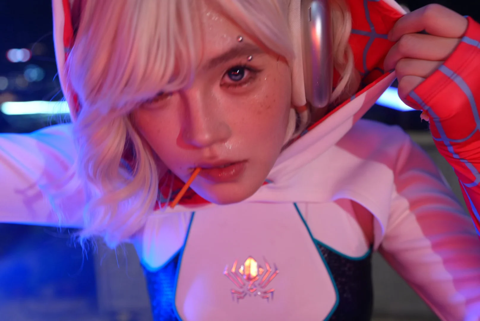 角色扮演, cosplay, 氛围感写真, 霓虹光影, 蜘蛛侠风格