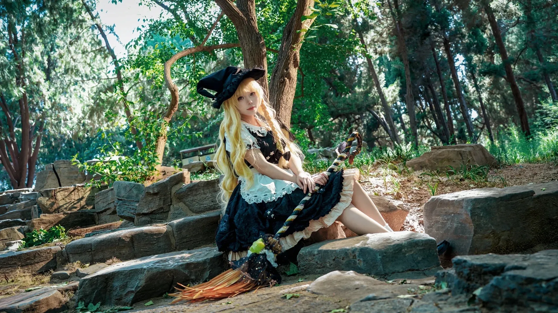 东方project, 雾雨魔理沙cos, 魔法使cosplay, 森林外景摄影, 白袜短裙 - 第2张