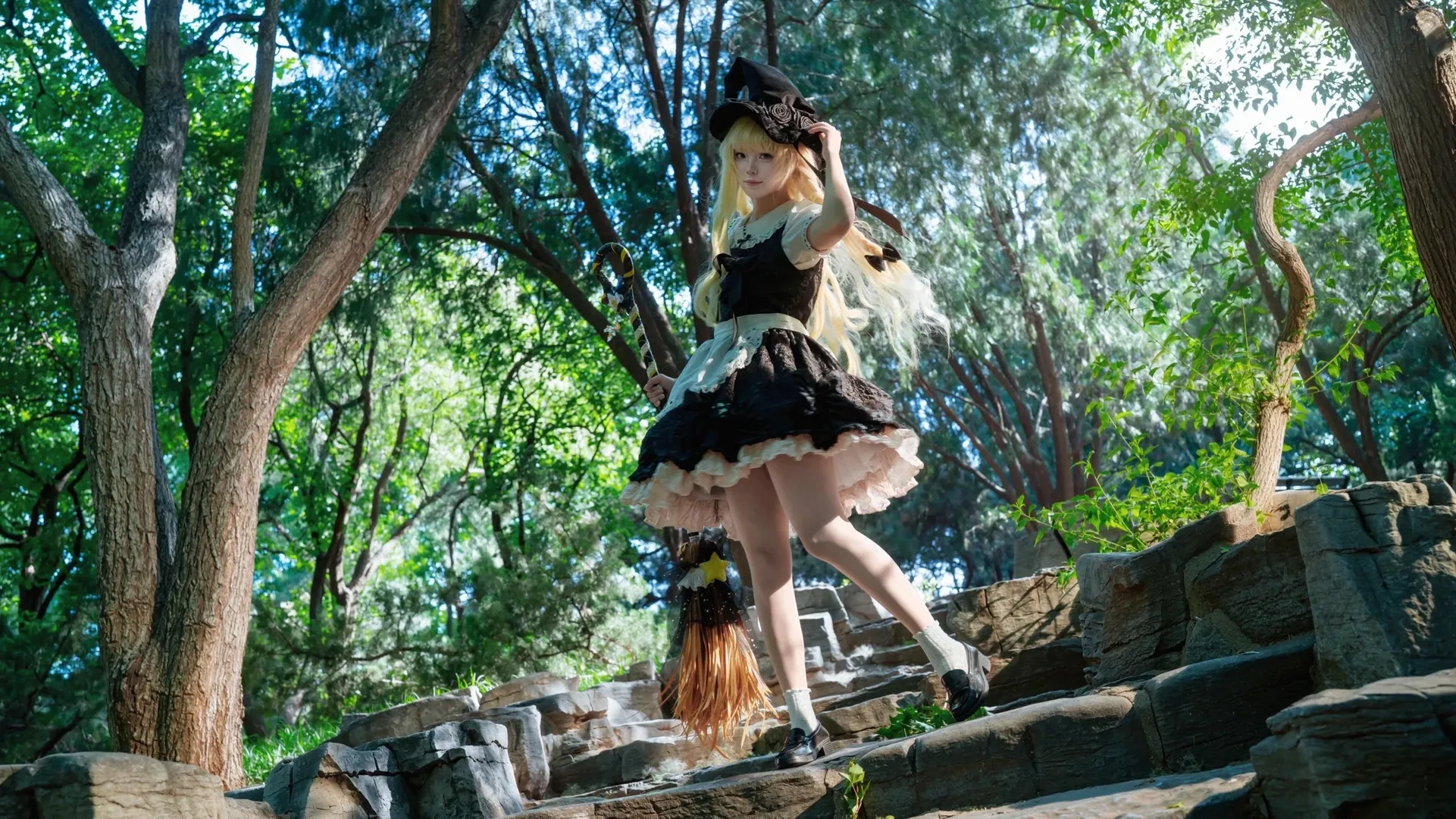 东方project, 雾雨魔理沙cos, 魔法使cosplay, 森林外景摄影, 白袜短裙