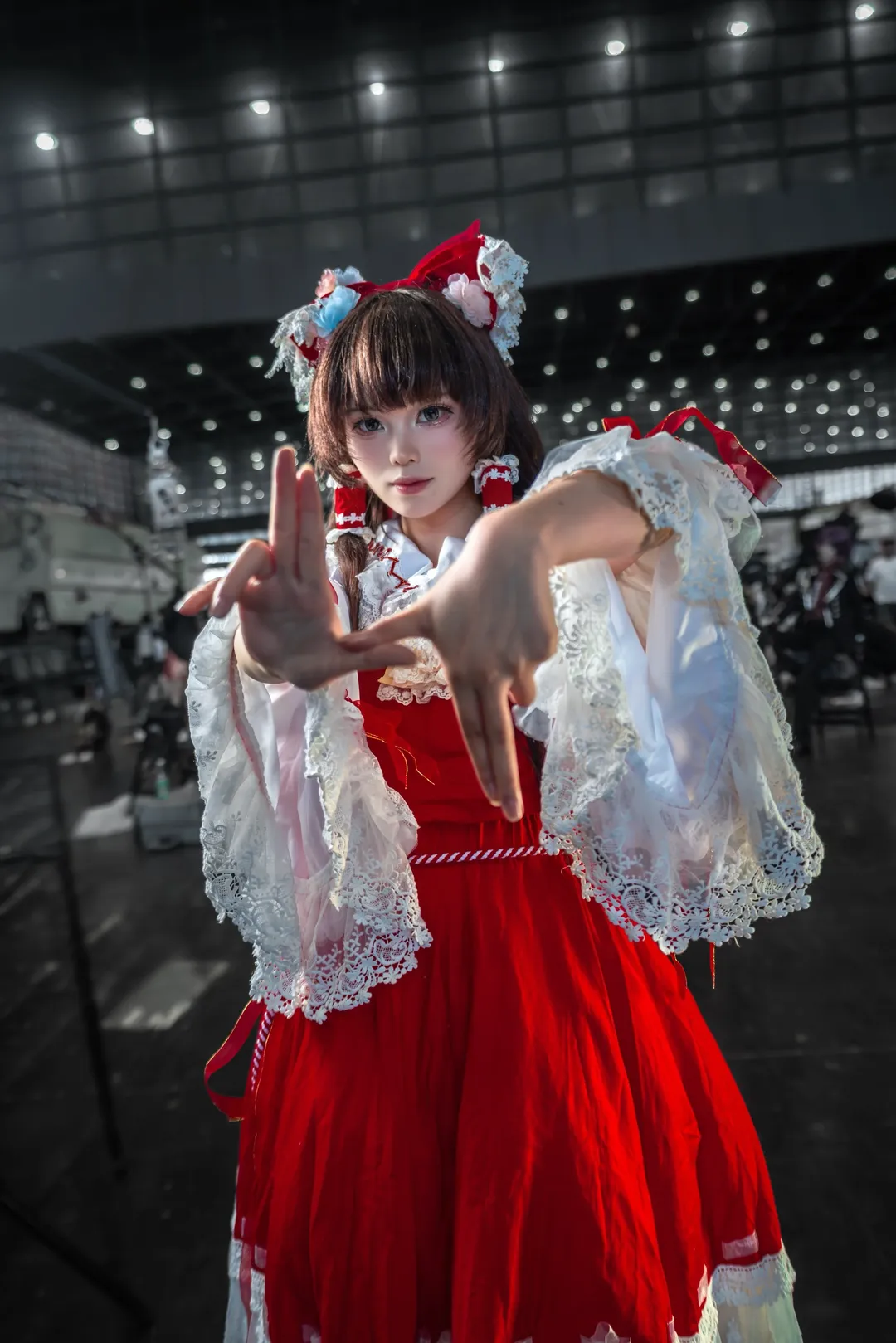 博丽灵梦cos, 东方project, 漫展场照, 双马尾, 红白巫女服 - 第2张