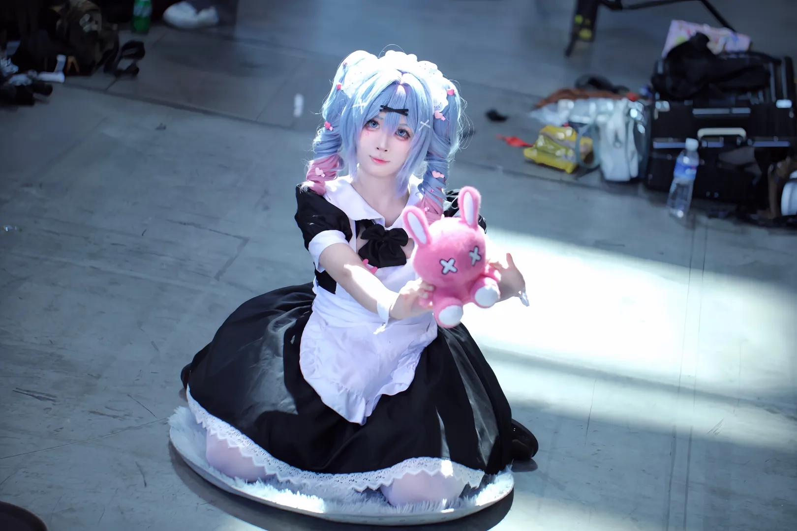 漫展场照, 初音未来cos, 兔子洞, cosplay摄影, 白丝女仆装 - 第5张