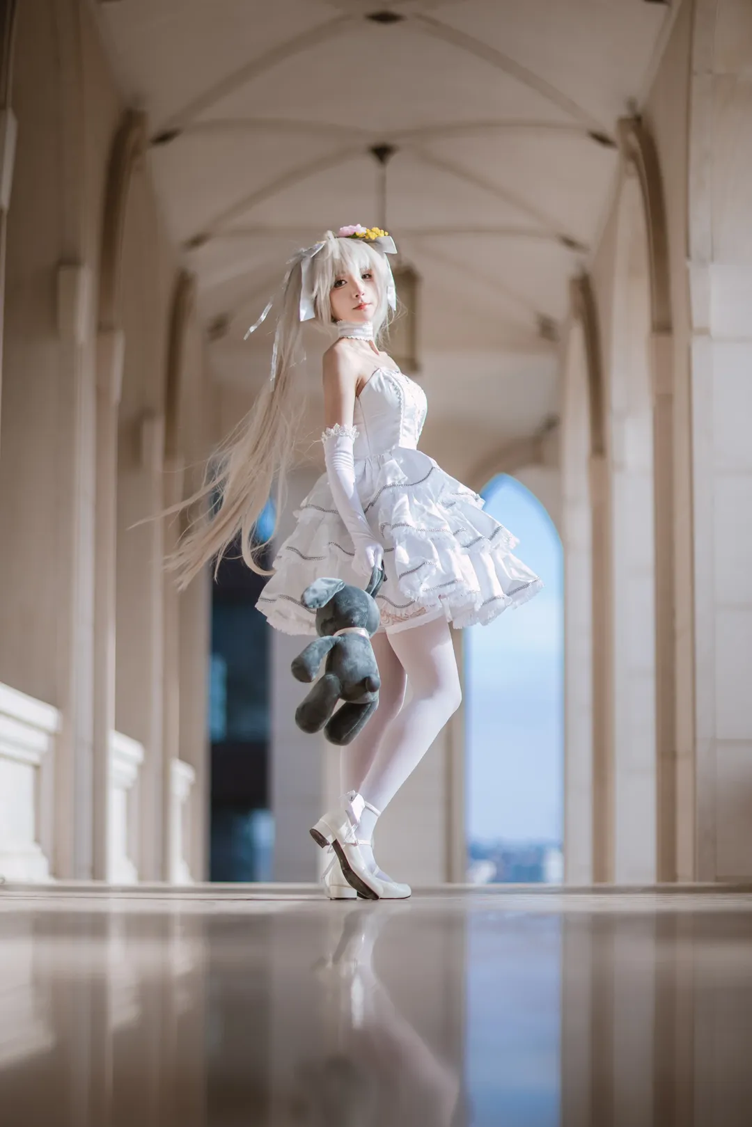 春日野穹cos, cosplay正片, 白丝cos, 穹妹花嫁, 欧式建筑摄影 - 第1张