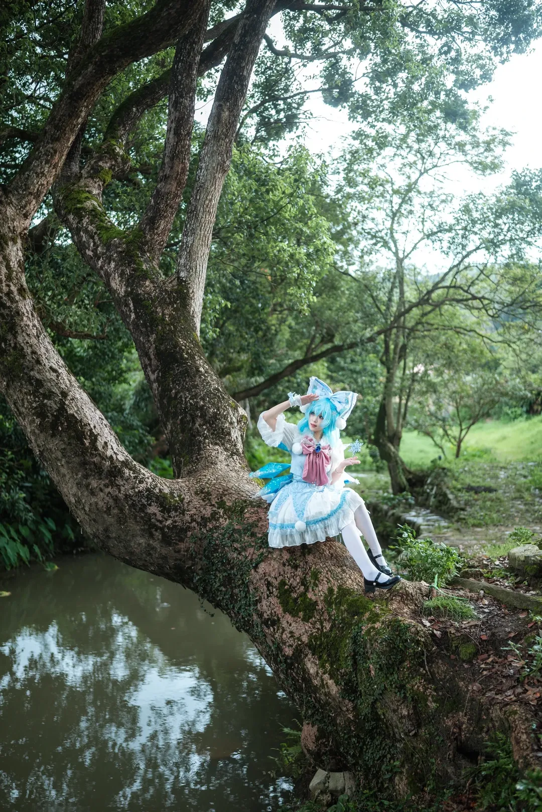 东方project, cosplay正片, 琪露诺cos, 白丝穿搭, 溪谷户外摄影 - 第1张