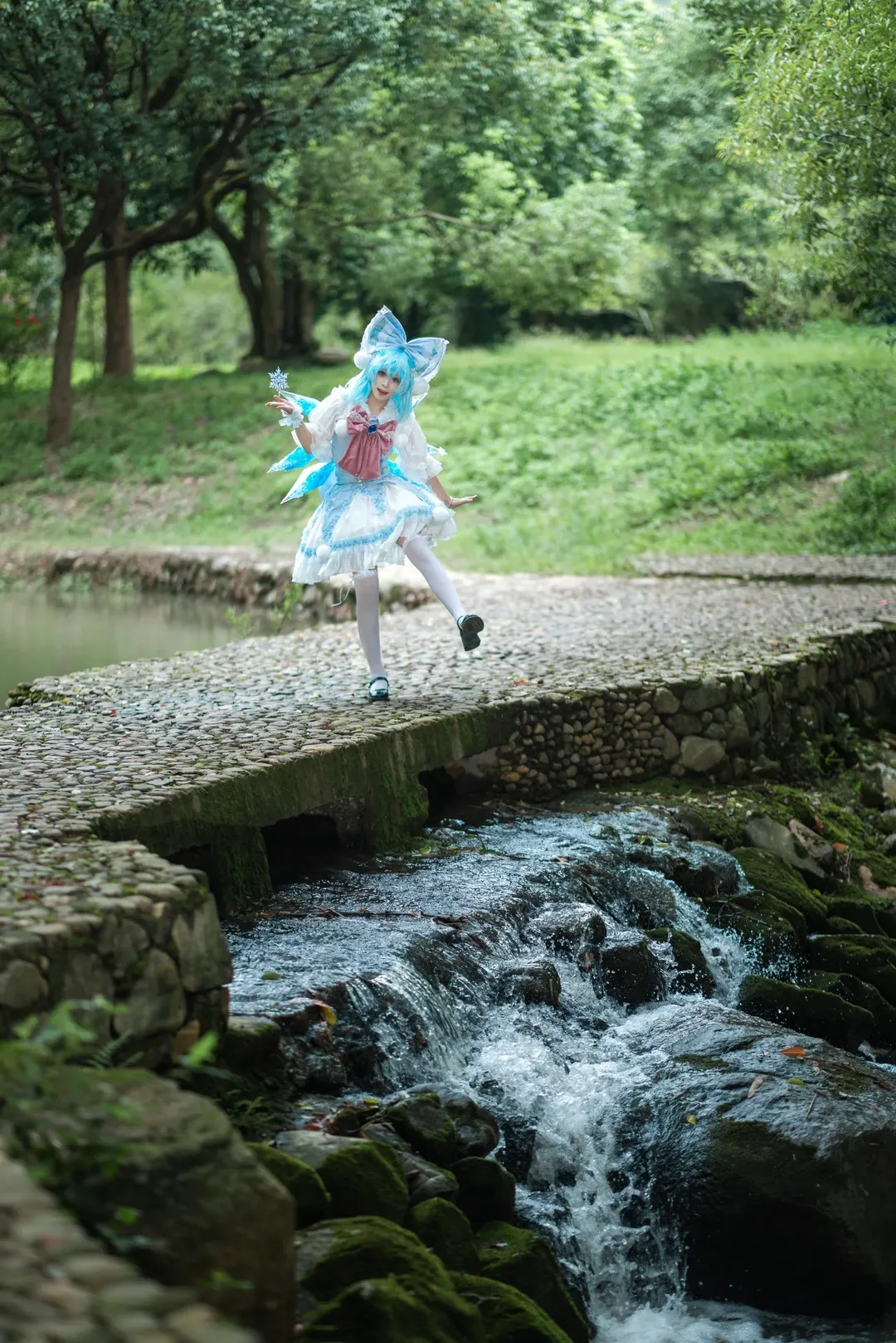 东方project, cosplay正片, 琪露诺cos, 白丝穿搭, 溪谷户外摄影 - 第10张